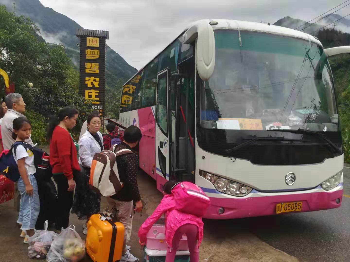 天灾无恋人间有爱  抗洪抢险我们义不容辞