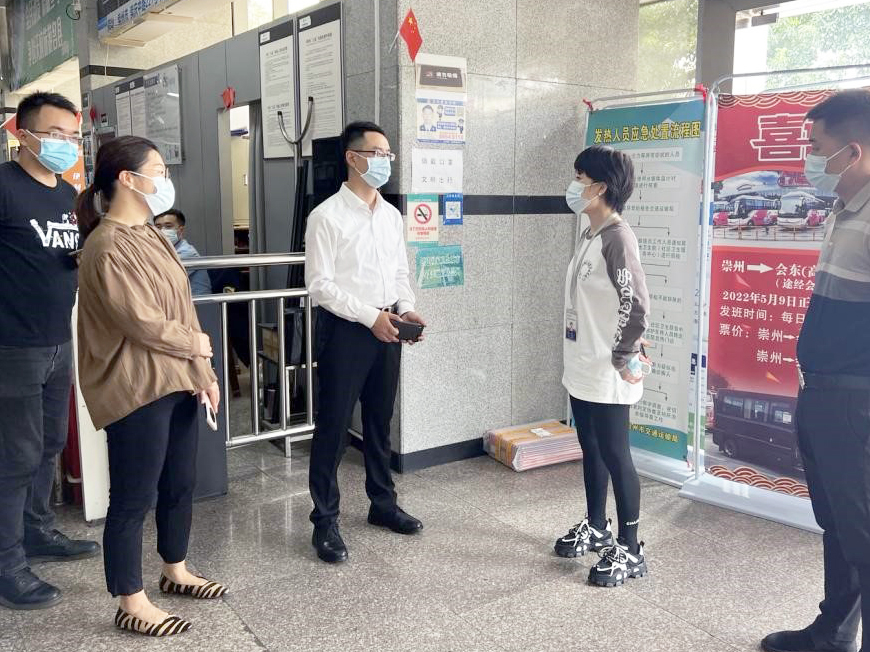 崇州市副市长龙庆到崇州客运中心站查抄节前安全工作