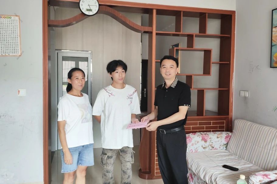 情暖金秋十三载 爱心助学显担任